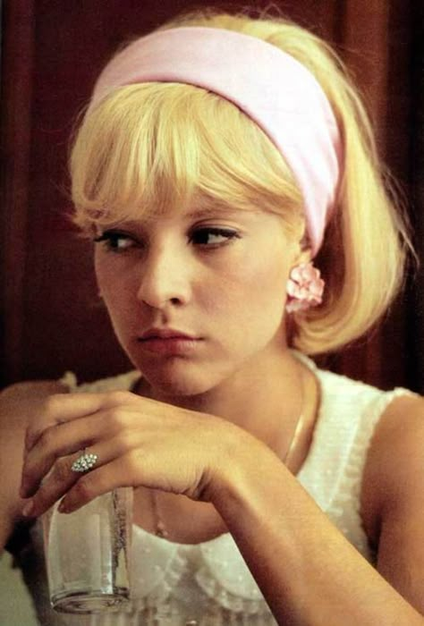 45 Glamorous Photos of Sylvie Vartan in the 1960s ~ Vintage Everyday 60s Aesthetic, 60s Hair, Anna Karina, Francoise Hardy, Charlotte Gainsbourg, Sylvie Vartan, Vanessa Paradis, Look Retro, Catherine Deneuve