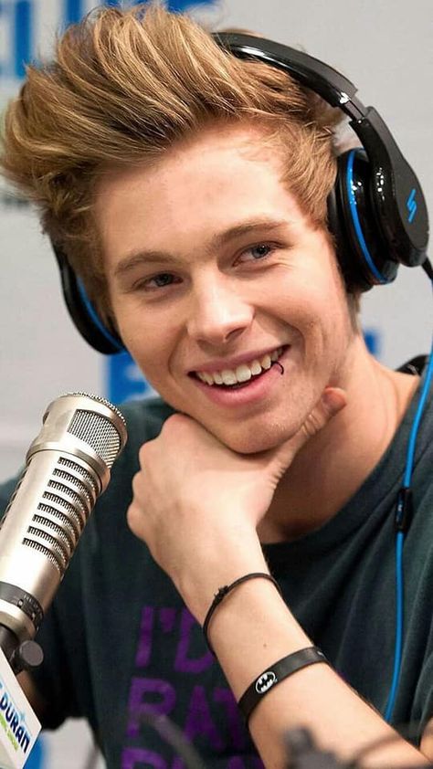 Luke Hemmings Conch Piercing Hoop, Piercings Men, Upper Ear Piercing, Piercing Girl, Lip Piercing Ring, Piercings Lip, Custom Jewelry Ideas, Loona Kim Lip, Piercings Ear