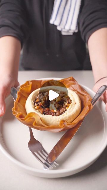 Tooma on Instagram: "#Hummus with minced meat , pine nuts & cashews 🥩 🌰 served in fried #Lebanese bread bowl , extremely delicious 🤤   For the hummus  1 cup Overnight Soaked and boiled hummus  3 tbsp lemon juice 🍋  1/3 cup of cold water  2 tbsp of tahini  1 tsp salt   Blend all together and serve in a fried bowl made of Lebanese bread  For the toppings  Minced meat fried with olive oil , salt and pepper  Pine nuts Cashews  Chili oil  Enjoy!" Lebanese Brunch Ideas, Lebanese Appetizers, Lebanese Bread, Tortilla Bread, Syrian Food, Bread Bowl, Toasted Pine Nuts, Lebanese Recipes, Minced Meat