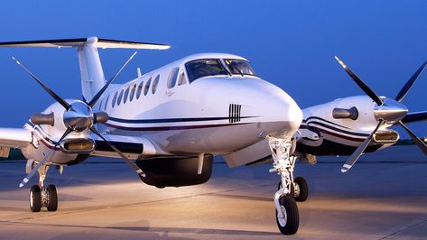 The King Air 350I is a twin-engined turboprop that is a larger version of the King Air 200. It has a further stretched fuselage, enabling a cabin for up to eight passengers in two-club configuration. Winglets were added to the wingtips to increase range and performance of the aircraft. Aeroplane View, King Air 350, Beechcraft Baron, Jet Airlines, Private Jet Plane, King Air, Jet Privé, Private Flights, Small Aircraft