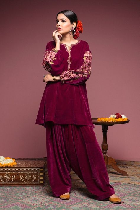 Pinterest: @pawank90 Velvet Pakistani Dress, Velvet Dresses Outfit, Velvet Suit Design, Pakistani Formal Dresses, Velvet Dress Designs, Velvet Dresses, Pakistani Dresses Casual, Pakistani Fancy Dresses, Salwar Kamiz