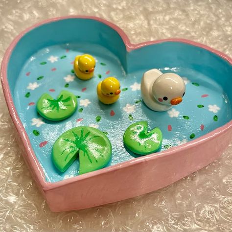 15 EASY Polymer Clay Ideas to Make & Sell in 2023 Clay Ideas To Sell, Easy Clay Crafts, Easy Polymer Clay Ideas, Clay Trinket Tray, Clay Duck, Polymer Clay Projects Diy, Easy Jewelry Making Ideas, Polymer Clay Ideas, Ideas To Sell