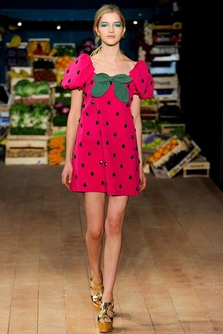 Strawberries inspired the first dress of the Moschino Cheap and Chic Spring/Summer 2012 Show. Moschino Dress, Strawberry Dress, Moschino Cheap And Chic, Primavera Estate, London Fashion Week, Passion For Fashion, Moschino, Designer Dresses, Fashion Show