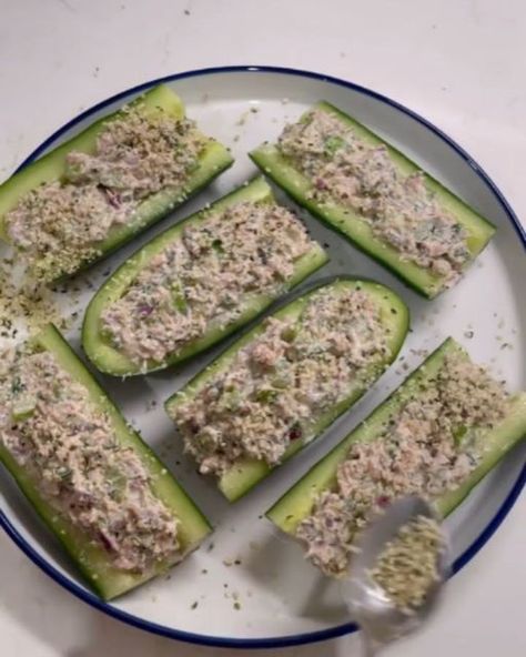 Clean Eating Guide on Instagram: "These low-carb, keto-friendly, high in protein Tuna Cucumber Boats by @jeyran_fit are packed with amazing flavors, perfect for the upcoming hot summer days!
(via: @jeyran_fit)

Ingredients:
1 English cucumbers
5 oz tuna, drained (142g)
1/3 cup plain Greek yogurt (85g) or 1/4 cup mayonnaise (60g)
2 tbsp red onion, diced
1/4 cup celery diced (40g)
1 tbsp capers or pickles, chopped 
1 tsp Dijon mustard 
2 tbsp fresh dill, chopped + for garnish 
salt & pepper to taste
optional: hemp/sesame seeds for garnish 

Directions: 
1. Slice cucumber in half. With a small spoon, scoop out the seeds of the cucumber, creating a boat.
2. Add everything to a bowl and mix until well combined.
3. Scoop tuna salad into the cucumber boats. Garnish with more dill and seeds if des Tuna Cucumber Boats, Low Carb Low Calorie Snacks, Protein Snacks Low Carb, High Protein Snacks On The Go, Low Calorie High Protein Snacks, Tuna Cucumber, Cucumber Boats, High Protein Low Carb Snacks, Vegetarian High Protein