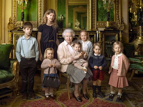 This official photograph, released by Buckingham Palace to mark her 90th birthday, shows Queen Elizabeth II with her five great-grandchildren and her two youngest grandchildren Ratu Elizabeth, Prinz George, Prince Georges, Düşes Kate, Royal Family Portrait, Princesa Charlotte, Rainha Elizabeth Ii, Reine Elizabeth Ii, Kate Und William