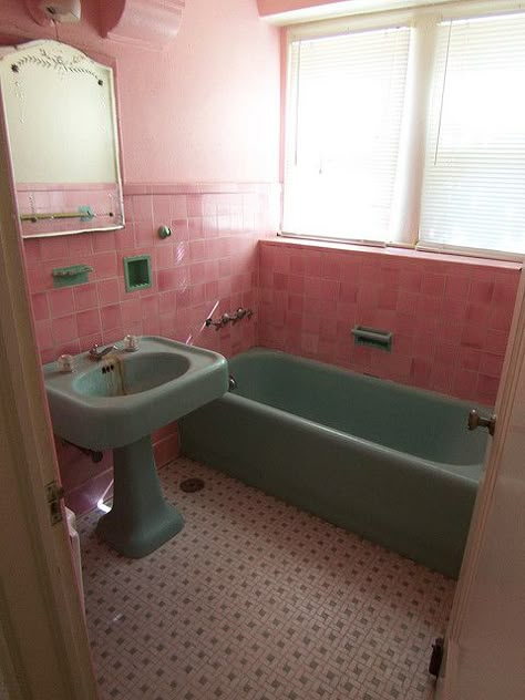 A friend pinned this.....I can not get over how much this looks like my Great Grandma's bathroom! I seriously thought it was from her house, but it's not. Vintage Pink Tile Bathroom, Green Bathtub, Vintage Tile Bathroom, Pink Tile Bathroom, Pink Bathroom Tiles, Vintage Tegel, Pink Bathrooms, Vintage Bathroom Tile, Pink Tile