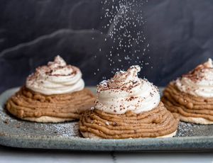 Christmas Patisserie, 1950s Cooking, Mont Blanc Dessert, Chestnut Puree, Turkish Chocolate, Meringues Recipe, French Cuisine Recipes, French Cooking Recipes, Chestnut Recipes