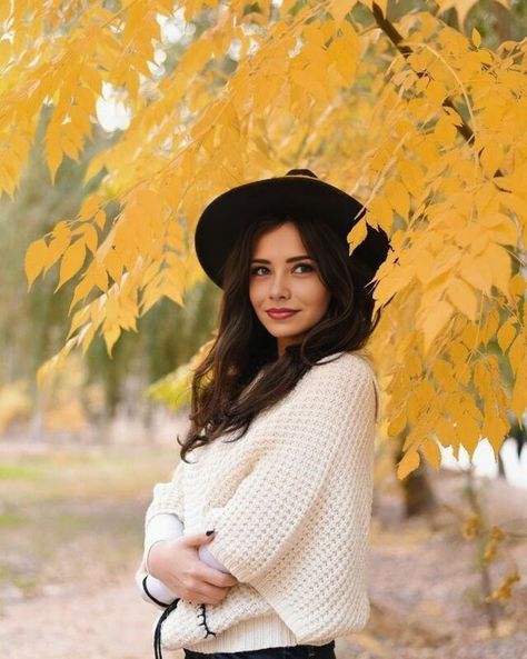 Autumn Photography Portrait, Love Is Unconditional, Family Photo Studio, London Photoshoot, Christmas Poses, Autumn Photoshoot, Outdoor Portrait Photography, Fall Portraits, Fall Photography