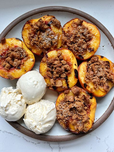 This Grilled Peach Crumble recipe is the ultimate dessert to make. Grilled cinnamon sugar peaches filled with a delicious crumb topping. Healthy Berry Cobbler, Peach Crumble Recipe, Rachel Mansfield, Berry Cobbler Recipes, Gf Meals, Gluten Free Shopping, Banana Bread Cookies, Peach Crumble, Sugar Free Baking