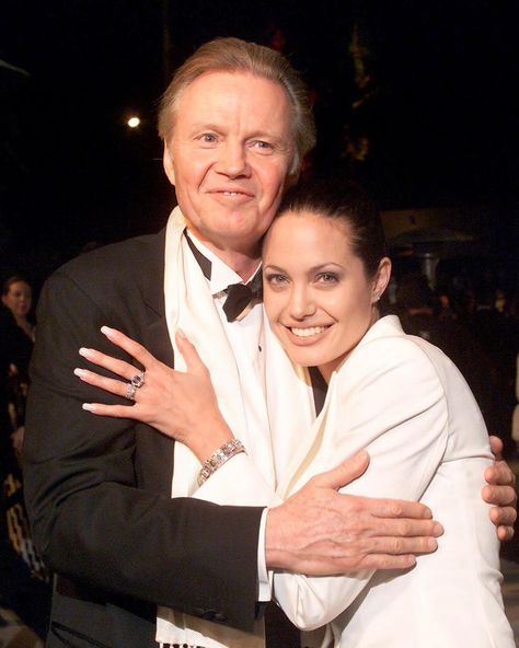 Angelina Jolie (@angelina.joliex) ha añadido una foto a su cuenta de Instagram: ““Happy Father’s Day to all the wonderful fathers out there including Angelina’s dad! You should…” Angelina Jolie Wedding, John Voight, Fathers And Daughters, Celebrity Clothing, Bryan Singer, Angelina Jolie Style, Jon Voight, Celebrity Siblings, Jena Malone