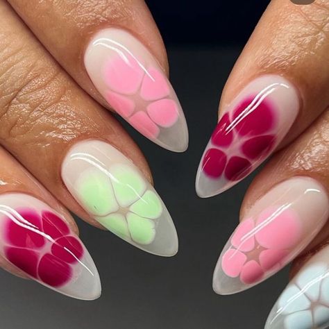 When you arrange five dots of your favorite color polish on top of the base watch it "bloom" on its own as the colored dots will slowly expand and disperse to create petals. Simple Unique Nails, Unique Short Nails, Flower Nails Simple, Blooming Nails, Blooming Gel, Mickey Nails, Gel Nail Art Designs, Airbrush Nails, Minimal Nails