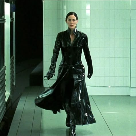 Trinity Costume, Matrix Trinity, Matrix Fashion, Matrix Movie, The Matrix Movie, Carrie Anne Moss, Costume Noir, Mtv Movie Awards, Vogue Us