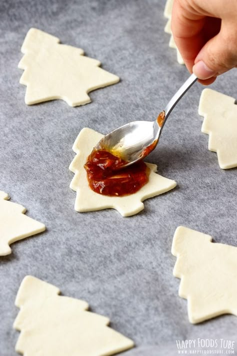 How to make Mini Christmas Tree Pizzas Step 1 Christmas Pizzas, Holiday Party Appetizers, Small Bites Appetizers, Christmas Meals, Mini Pizzas, Holiday Appetizer, Appetizer Bites, Appetizer Ideas, Xmas Food