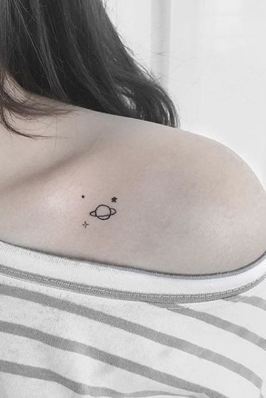 Beauty Bone Tattoos Women, Shoulder Tattoos For Females, Cute Shoulder Tattoos, Cap Tattoo, Front Shoulder Tattoos, Shoulder Tattoo Ideas, Girl Shoulder Tattoos, Female Tattoo Ideas, Small Shoulder Tattoos