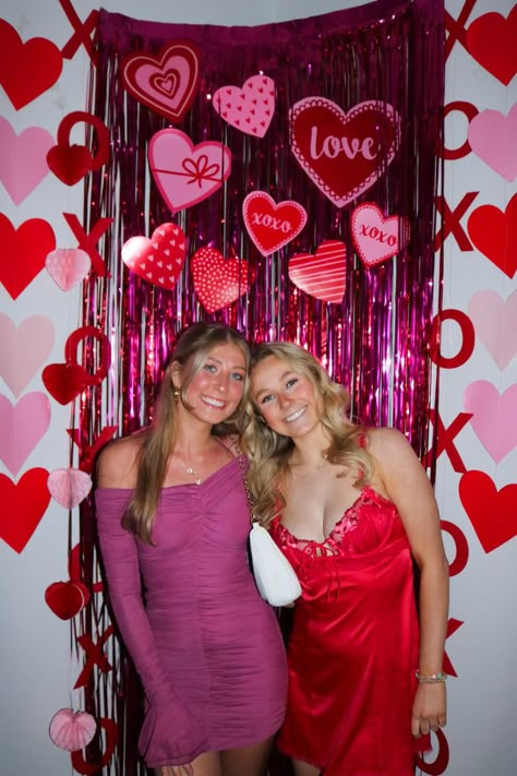 Valentine Photo Shoot Friends, Valentine’s Day Photo Shoot Ideas Friends, Valentine’s Day Pictures, Galentines Cute Pictures, Galentines Party Aesthetic Pictures, Bestfriend Valentines Photos, Galantines Ideas, Galentines Sleepover, Galentines Photoshoot Ideas