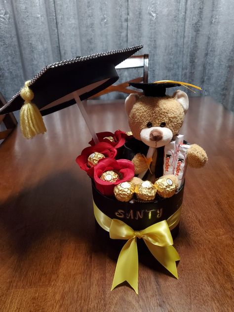 Graduation Gift Basket Ideas, Graduation Basket, College Graduation Gifts For Her, Creative Graduation Gifts, Graduation Flower Bouquet, Graduation Gift Basket, Graduation Box, Graduation Cap Ideas, Graduation Party Cake