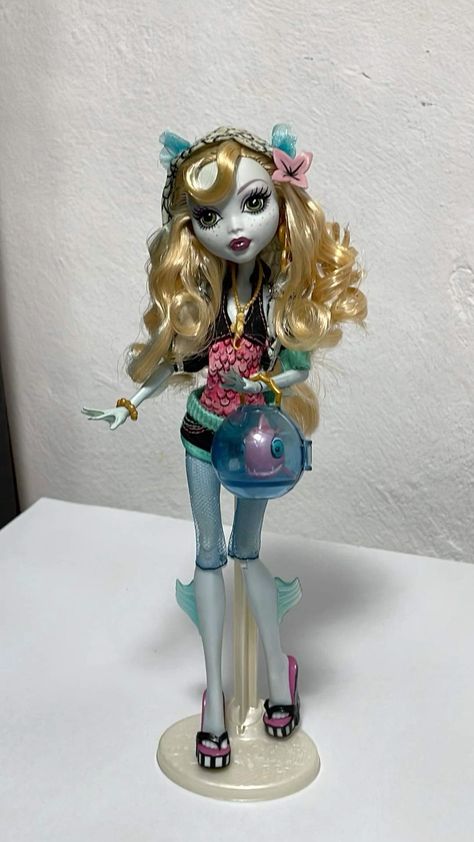 Monster High Dolls G1, Old Monster High Dolls, Custom Dolls Repaint, G1 Monster High, New Monster High Dolls, Monster High Pictures, Moster High, Lagoona Blue, Doll Aesthetic