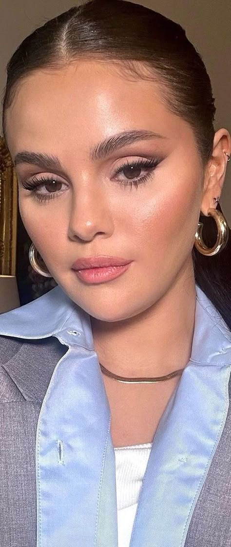 Instagram Selena Gomez Stories. Selena Gomez Eyeliner, Selena Gomez Eyebrows, Selena Gomez Eye Makeup, Selena Gomez Makeup Looks Style, Selena Gomez No Makeup, Maquillaje Selena Gomez, Dream Goddess, Red Eyeliner Makeup, Makeup 2024