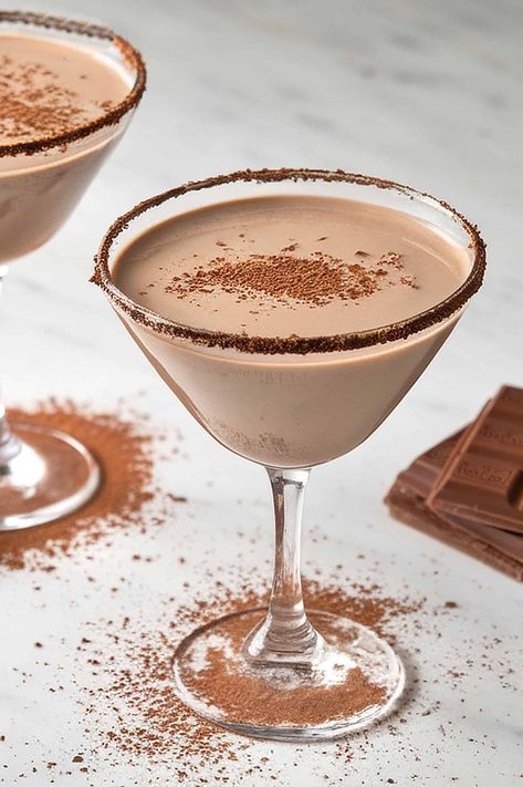 Godiva Chocolate Martini Recipe, Nye Martinis, Chocolate Martini Godiva, Vanilla Cocktails, Dessert Martini Recipes, Hot Chocolate Martini, Godiva Chocolate Martini, Dessert Martini, Chocolate Espresso Martini