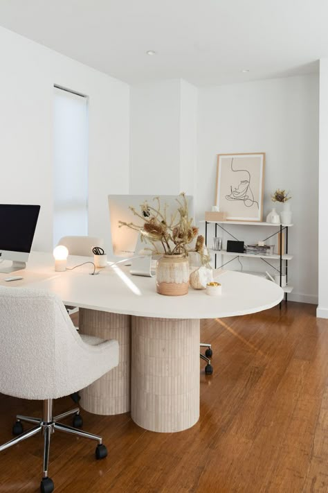 We recently got the keys to the brand new Style Curator studio. Part of moving into this studio means creating a large work desk. This DIY created an earthy, minimalist aesthetic. This floating table has two travertine pillar legs that support it. Find this full workplace desk DIY by clicking on the pin! 10x12 Office Design, Travertine Desk, Office Round Table, Diy Travertine, Table As A Desk, Diy Home Office Desk, Office Decor Aesthetic, Meeting Desk, Style Curator