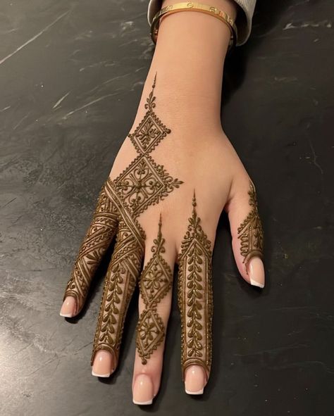 Simple Henna Designs Hand, Henne Tattoo, Henna Flower Designs, Cute Henna Designs, Henna Nails, Henna Inspired Tattoos, Finger Henna Designs, Henna Tattoo Hand, Henna Tattoo Designs Hand