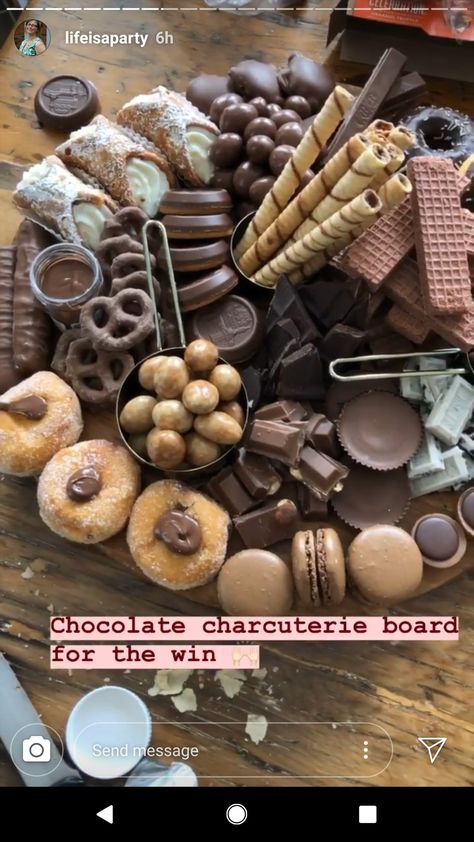 Charcuterie Chocolate Board, Charcuterie Board Ideas Color Theme, Chocolate Snack Board, Brown Food Board Ideas, Charcuterie Board Colors, Chocolate Candy Board, Color Coded Charcuterie Board, Brown Charcuterie Board Ideas, Color Themed Charcuterie Board Ideas