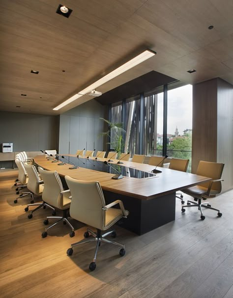 Office Meeting Room Interior, Modern Office Table Design, Modern Office Table, Luxury Office Chairs, Conference Room Design, Inmobiliaria Ideas, Meeting Room Design, Dreamland Billionaires, Office Table Design