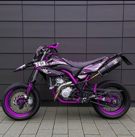 "Mi piace": 4,237, commenti: 18 - Supermoto pics supermotoslide (@supermotoslide) su Instagram: "🔥thoughts on this purple beast?🔥 _____________________________________ Tag someone who needs to see…" Purple Dirt Bike, Cross Moto, Pink Dirt Bike, Purple Motorcycle, Ktm Supermoto, Dirt Bike Gear, Yamaha Wr, Motos Yamaha, Motocross Love