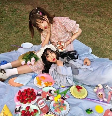 Korean Picnic Aesthetic, Picnic Reference, Cool Poses To Draw, Korean Picnic, Girl Dates, Vtuber Room, Outdoors Photoshoot, Aesthetic Cosplay, Photoshoot Friends