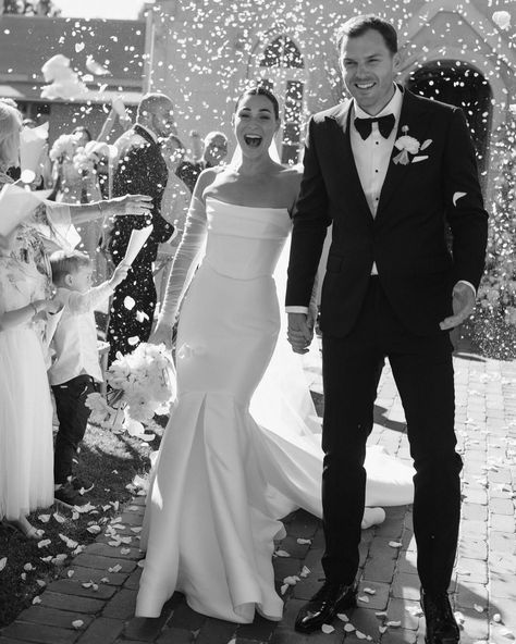 ALEX X SANDY / That petal toss smile! 👉🏼 @jademcintoshflowers “Why we’re in love with petal tosses ~ Here’s why we can’t get enough of them ⤵ Picturesque Moments 📷 The motion of the petals create stunning visuals for your wedding photos, capturing the joy and celebration in a timeless way. “Just Married” Scenes 🏹 Tossing petals is a beautiful wedding tradition to symbolise love and happiness for the newlyweds. Guest Experience🥂Guests get to participate in the celebration in a unique and m... Petal Toss Wedding Photo, Flower Petal Send Off, Flower Toss Wedding, Petal Toss Wedding, Wedding Recessional, Australian Bridal Designers, Petal Toss, Wedding Toss, Rose Petals Wedding