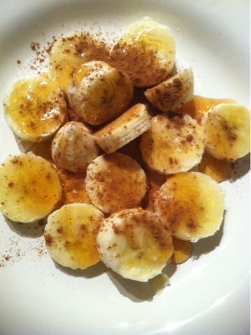 sweet and simple snack: Bananas with Honey & Cinnamon. Yum! Soup Recipes Healthy Vegetarian, Simple Snacks, Ayurveda Recipes, Honey Cinnamon, Lunch Recipes Healthy, Honey And Cinnamon, Lunch Snacks, Snack Time, Snack Ideas