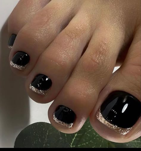 Gold Toe Nails, Black Toe Nails, Feet Nail Design, Pedicure Designs Toenails, French Pedicure, Pedicure Nail Designs, Gel Toe Nails, Toe Nail Color, Acrylic Toe Nails