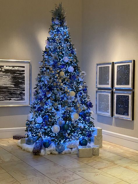 Blue Christmas Tree Lights, White Christmas Tree With Blue Lights Decorating Ideas, Blue Christmas Astethic, Blue Light Christmas Tree, Christmas Tree Ideas Light Blue, Blue Christmas Decor Tree, Blue Lights Christmas Tree, Blue Christmas Tree Aesthetic, White Christmas Tree Blue Decorations