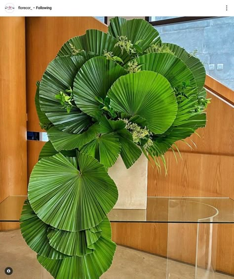 Arreglos Ikebana, Foliage Arrangements, Floral Art Arrangements, Tropical Floral Arrangements, Tropical Flower Arrangements, Altar Flowers, Large Flower Arrangements, Greenery Arrangements, Flower Arrangement Designs