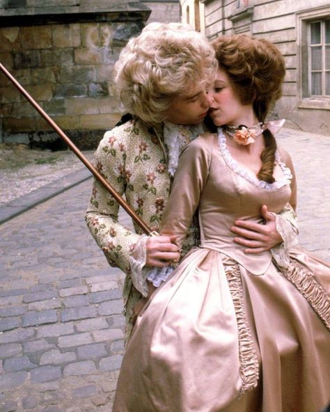 𝓷𝓲𝓷𝓪.🥀 в Instagram: «Wolfgang Amadeus Mozart (Tom Hulce) and his dear wife Constanze Weber (Elizabeth Berridge) in Amadeus.🌸 _ Amadeus is a 1984…» Gertrude Hamlet, Notre Dame Disney, 90s People, Tom Hulce, Mozart Music, Bodice Ripper, Nuclear Winter, Classical Music Composers, Belle Epoch