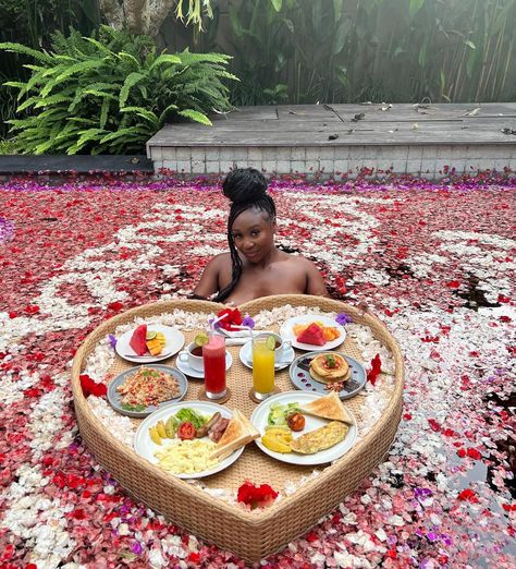 bali dump // one of the best birthdays yet 💓🧚🏾✨ Floating Brunch, Stuff To Do With Boyfriend, 40th Birthday Trip Ideas, Bali Romantic, Bali Birthday, Hotel Brunch, Birthday Trip Ideas, Certified Lover Girl, 40th Birthday Trip