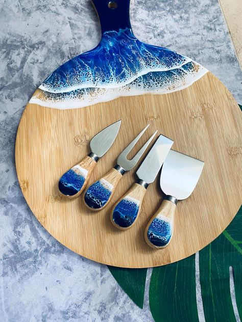 Charcuterie Board / Cheese board / Serving tray with Resin art - Etsy Brasil Resin Cheese Board, 2025 Inspiration, Resin Boards, Charcuterie Board Cheese, Resin Decor, Fresh Eucalyptus, Board Cheese, Diy Resin Projects, Resin Uses