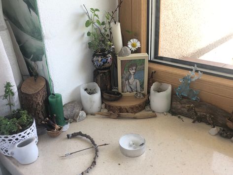 Hera Altar Ideas, Goddess Alter Ideas, Demeter Altar Ideas, Deity Altar Ideas, Artemis Altar Ideas, Artemis Alter, Diana Altar, Demeter Altar, Altar For Artemis