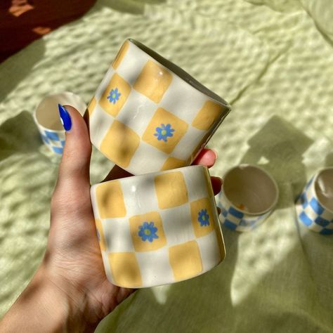 Paint Me Pottery Ideas, Pottery Painting Ideas Checkered, Paint Your Own Pottery Ideas Simple, Checkered Ceramic Mug, Ceramics Painting Mug, Pottery Painting Checkered, Color Me Mine Designs, Checkered Pottery Painting, Painting Ceramic Mugs