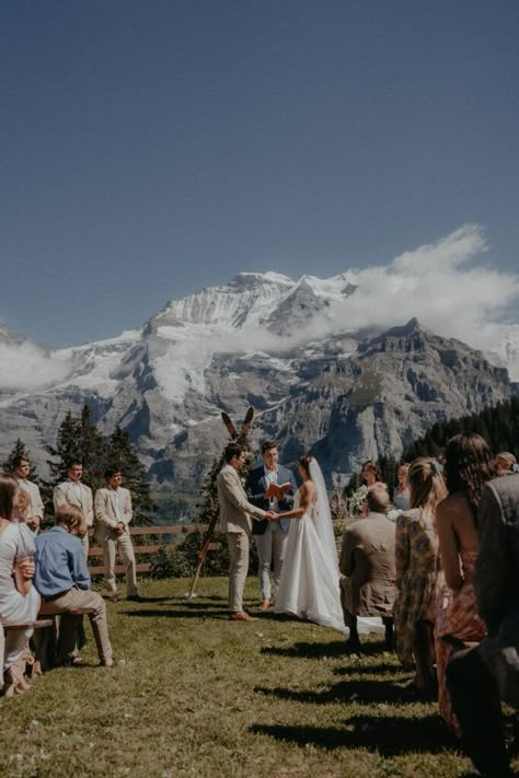 130 wedding guests from all over the world at a Destination Wedding in Switzerland – Why did so many people gather for a wedding in the small village of Mürren? Weddings In Switzerland, Wedding Venues Switzerland, Sweden Wedding Venues, Wedding In Germany, Destination Wedding Mountains, Switzerland Wedding Venues, Zermatt Wedding, Small Beach Wedding Reception, Affordable Destination Wedding Locations