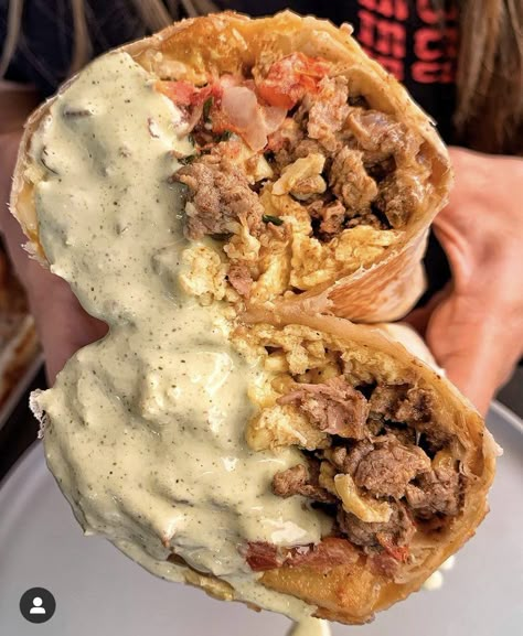 Shawarma Wrap, Food Therapy, Moroccan Food, Yummy Comfort Food, Food Pics, Unhealthy Food, Fresh Veggies, Creamy Sauce, Food Obsession