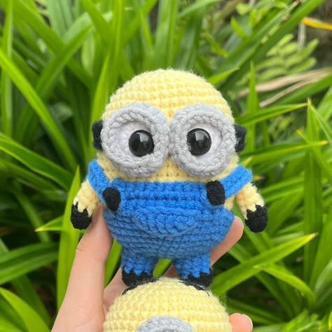 ✿ Flowerpot Craft ✿ on Instagram: "Bob on Stuart!! 🍌🍌💙💛 👑 Our King Bob is really showing the king behavior, and dare enough to step on others 😭🤪 ❣️Disclaimer: no minions were hurt while taking this photo. Pattern by @medaami 😙 Tags- #minions #minion #cute #amigurumiminion #amigurumi #crochet #crocheting #papoy #amigurumis #amigurumilove #handmade #handmadewithlove #madewithlove #handcrafted #handcraft #crochetartist #art #artoftheday #artwork #custommade #custom #likesforlike #artistsoni Crochet Minion Bob Teddy Bear, Crochet Minions Pattern Free Amigurumi, Minion Cute, Crochet Soft Toy, Minion Crochet Patterns, Crochet Stuffy, Crochet Bob, Crochet Minion, King Bob