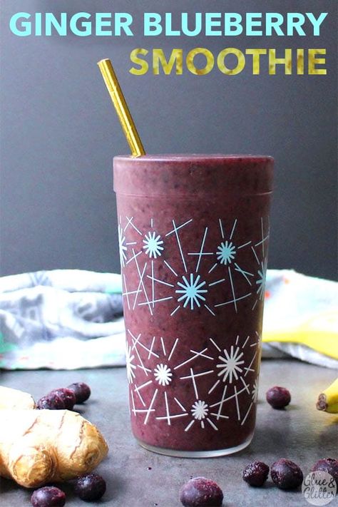 A sweet-and-spicy Ginger Blueberry Smoothie is a refreshing start to the day! If you've never added spice to a smoothie, this is a great place to start. Vegan Beverages, Berry Green Smoothie, Blendtec Recipes, Vegan Drinks Recipes, Vegan Smoothie Recipes, Mixed Berry Smoothie, Blueberry Smoothie, Fitness Blogs, Ginger Smoothie