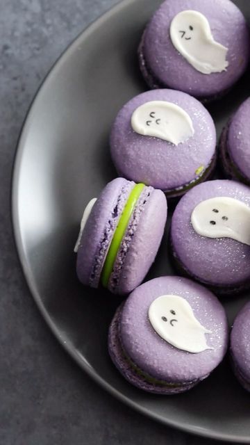 Hocus Pocus Macarons, Halloween Macarons Flavors, Bat Macarons, Spider Macarons, Ghost Macarons, Spooky Macarons, Unique Macarons, Glitter Macarons, Halloween Macaroons