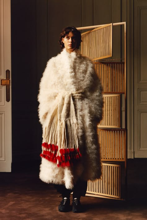 The Row Resort 2025 https://www.vogue.com/fashion-shows/resort-2025/row/slideshow/collection#9 The Row Style, The Row Fashion, Gold Dainty Jewelry, Mens Wardrobe, Resort 2025, Petar Petrov, La Living, Plisse Fabric, Gray Cashmere Sweater