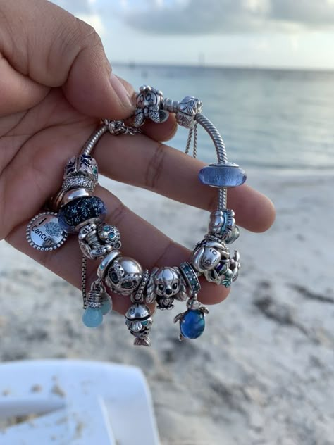 Pandora Bracelet Ideas Inspiration, Pandora Beach, Pandora Moments Bracelet, Pandora Bracelet Charms Ideas, Girly Bracelets, Pandora Bracelet Designs, Pandora Jewelry Charms, Pretty Jewelry Necklaces, Wrist Jewelry