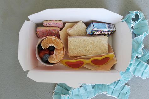 Party Lunch Box Ideas, Party Lunch Boxes, Party Food Boxes, Park Party, Lunch Party, Birthday Party Snacks, Birthday Lunch, Food Boxes, Shark Birthday Party