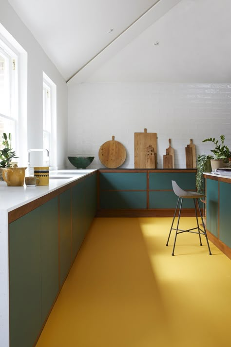 Yellow Flooring, Kitchen Decor Sets, Chef Kitchen Decor, Two Tone Kitchen, Interior Design Per La Casa, Yellow Kitchen, Design Room, Kitchen Color, Kitchen Colors