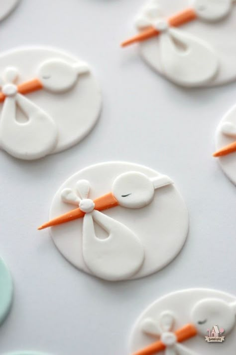 http://sweetopia.net/2015/05/stork-baby-shower-cupcake-toppers-how-to/ Torturi Baby Shower, Stork Baby Showers, Baby Stork, Idee Babyshower, Baby Cupcake, Fondant Cupcake Toppers, Baby Shower Cupcake Toppers, Fondant Decorations, Shower Cupcakes