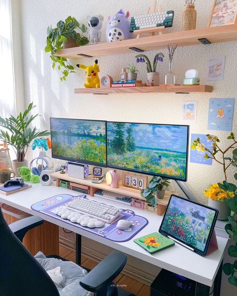 3 Computer Monitor Setup, Colorful Gaming Setup, Double Screen Desk Setup, Cozy Gaming Desk Setup, Desk Theme Ideas, Three Monitor Desk Setup, Gamer Desk Aesthetic, Work Station Ideas Home, Monitor Stand Ideas